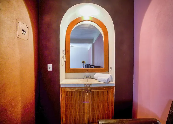 Oyo Lys, Hotel